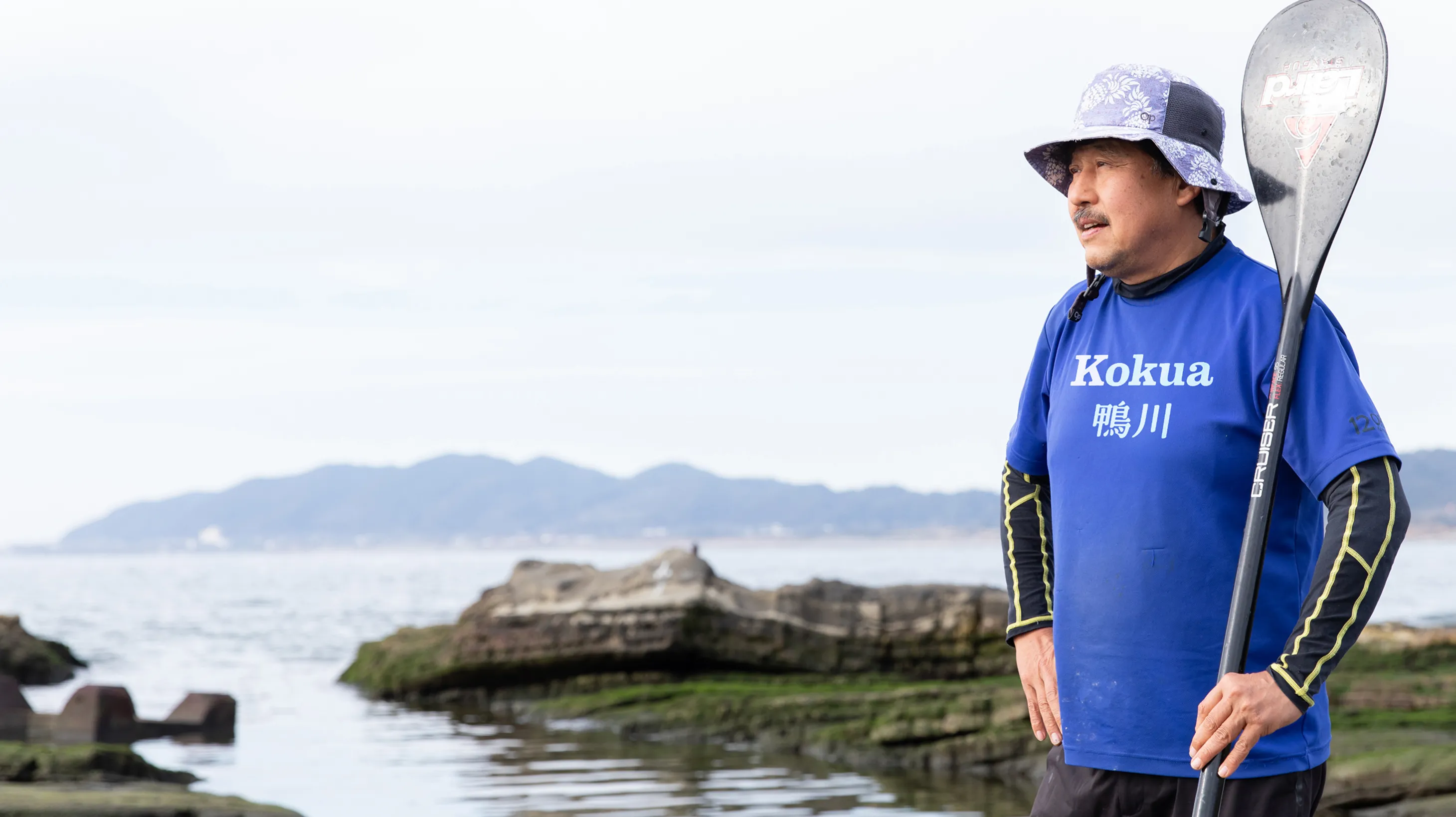 海辺に立つ上田マスオ