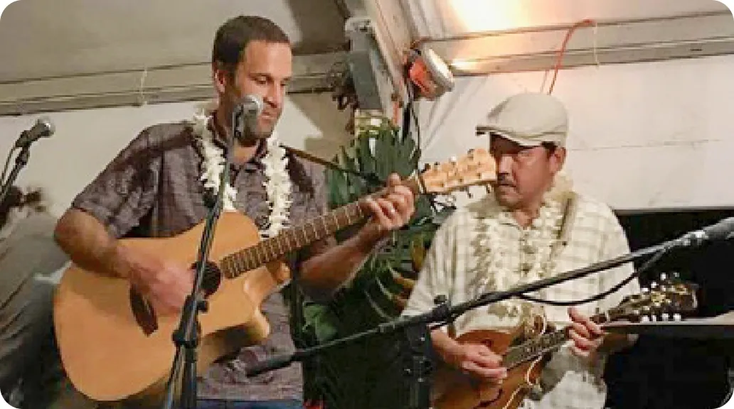 ギターとマンドリンで演奏するセッションの様子
