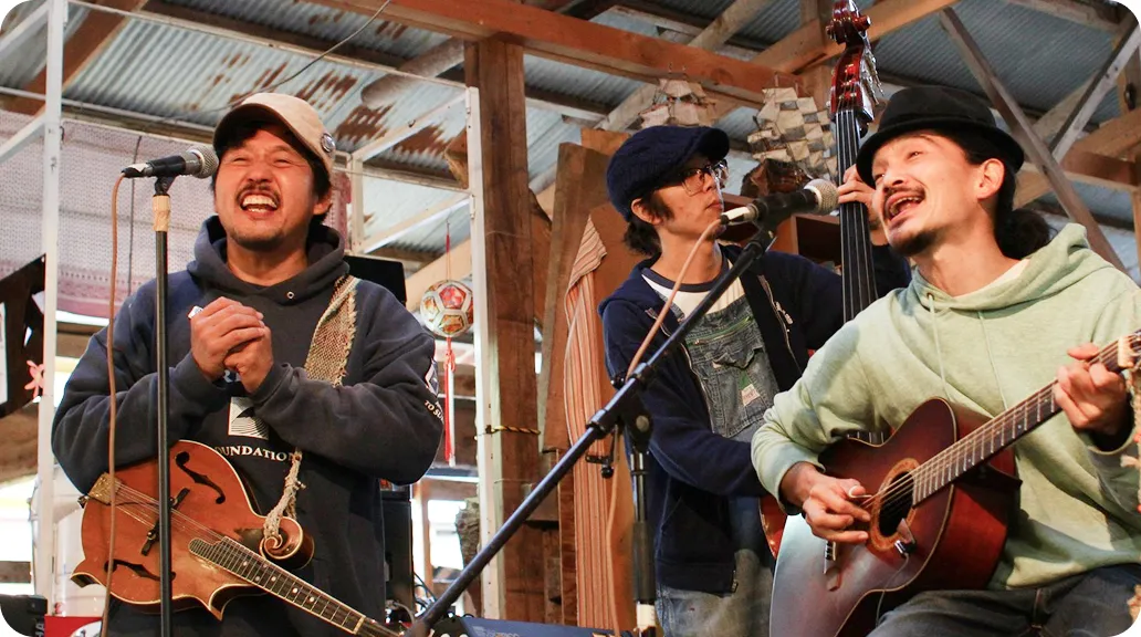 仲間たちと音楽セッションをする様子