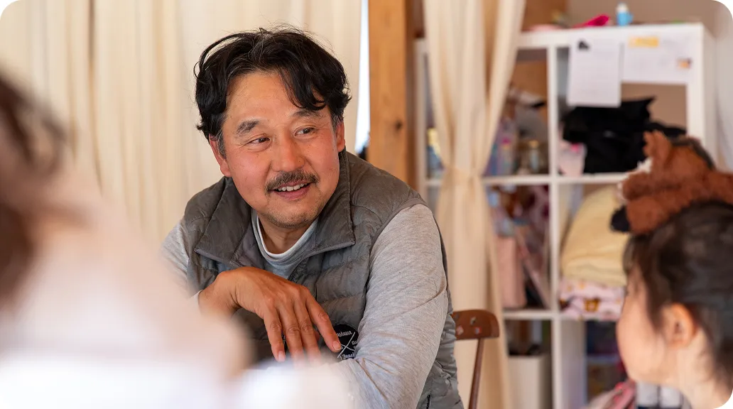 友人の家で談笑する上田マスオ