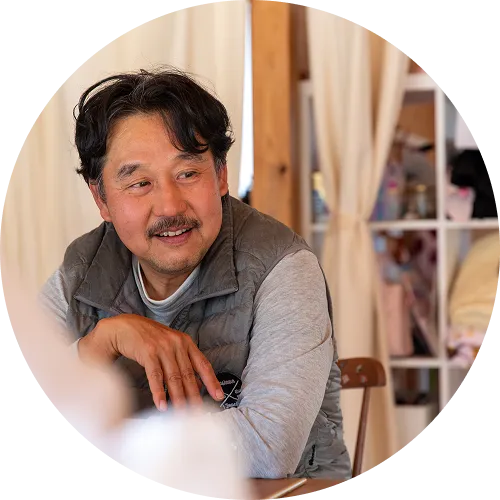 笑顔で話す上田マスオ